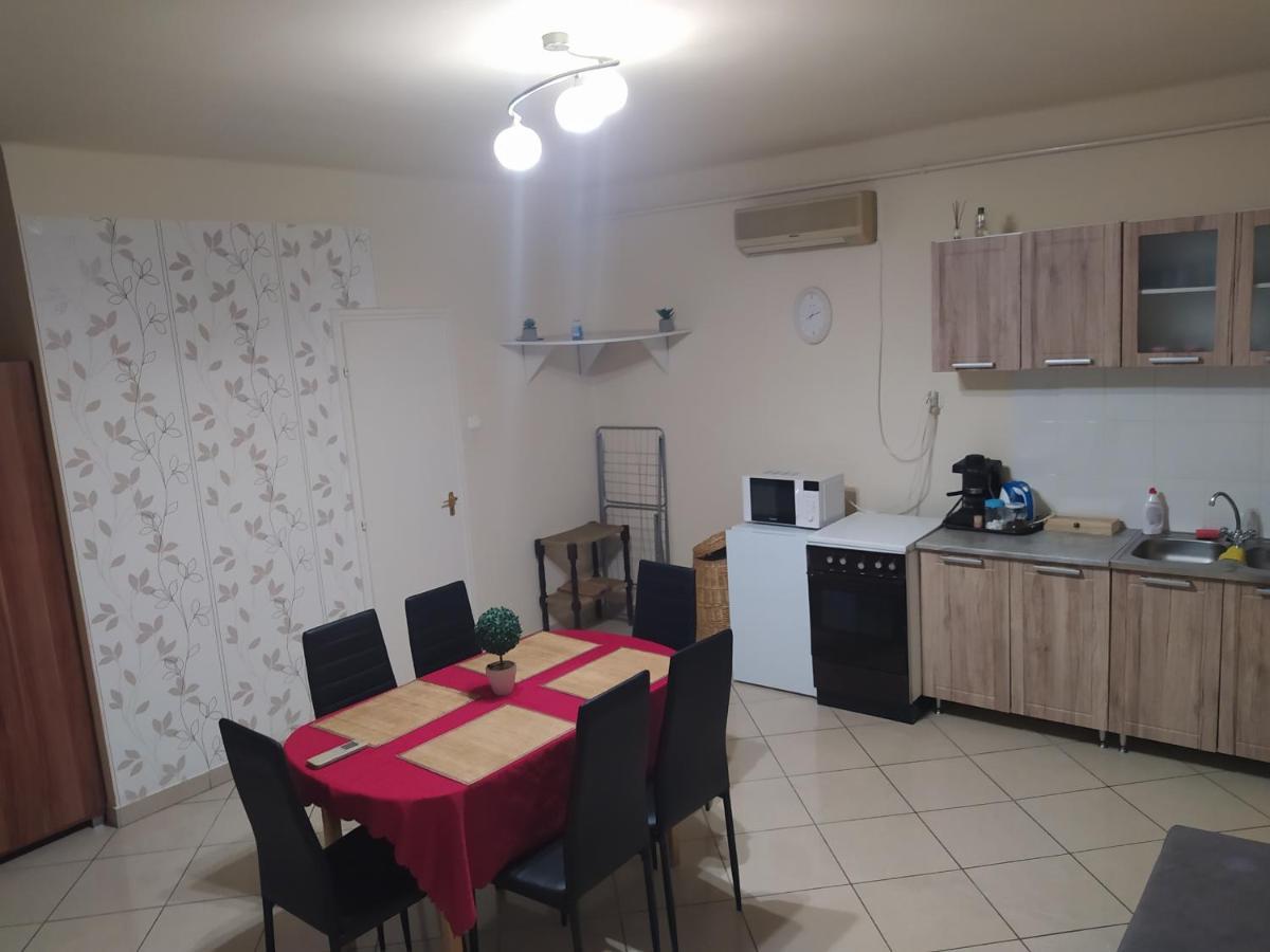 Pingpong Apartman Soltvadkert Exterior foto