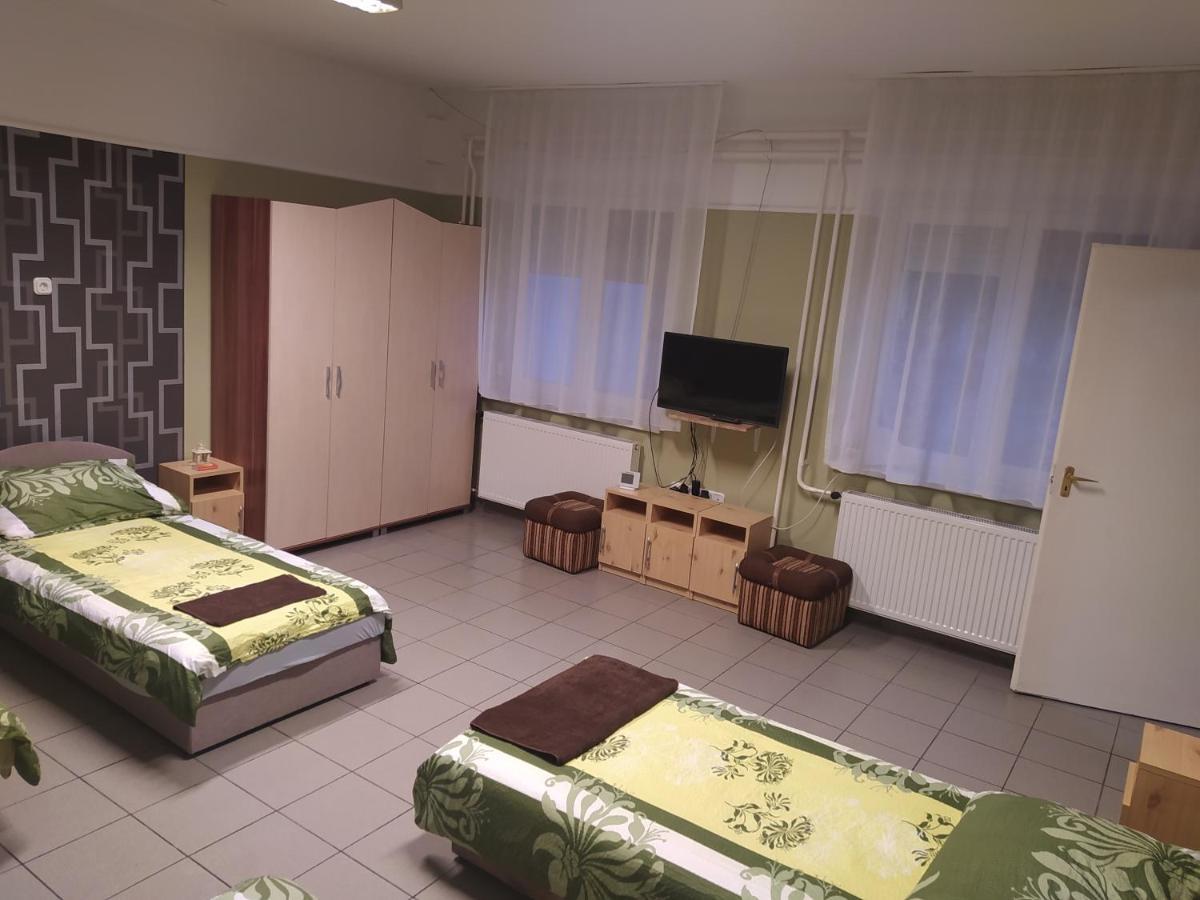 Pingpong Apartman Soltvadkert Exterior foto
