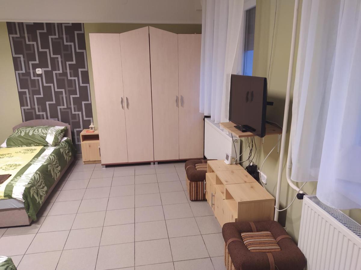 Pingpong Apartman Soltvadkert Exterior foto